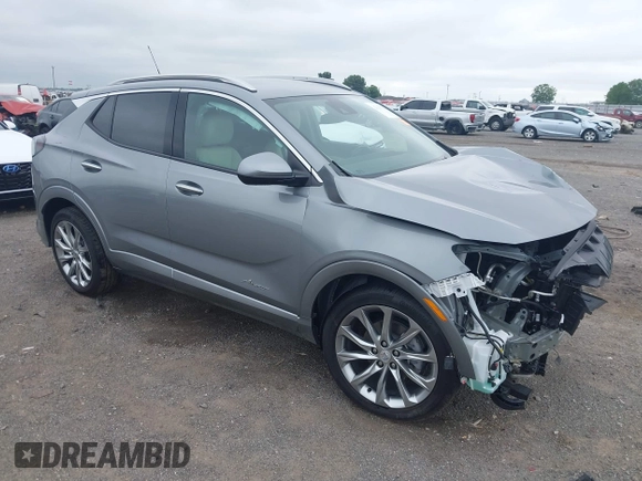 2024 Buick Encore GX Avenir z VIN KL4AMFSL7RB021362, wystawiony jako IAAI lot #42484717 z przebiegiem 5 640 mil mil oraz . Historia ofert i sprzedaży dostępna na DreamBid. Obrazek 1.