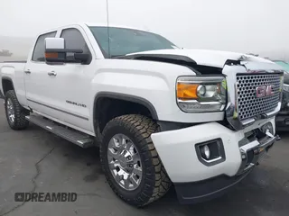 2015 GMC Sierra 2500HD Denali z VIN 1GT120E85FF681680, wystawiony jako IAAI lot #42081711 z przebiegiem 67 676 mil mil oraz . Historia ofert i sprzedaży dostępna na DreamBid. Obrazek 1.