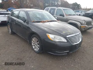2011 Chrysler 200 Touring z VIN 1C3BC1FB8BN543007, wystawiony jako IAAI lot #40786481 z przebiegiem 187 043 mil mil oraz . Historia ofert i sprzedaży dostępna na DreamBid. Obrazek 1.