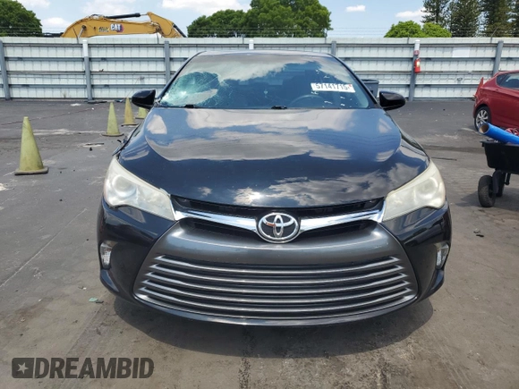 2017 Toyota Camry XLE z VIN 4T1BF1FK1HU781648, wystawiony jako Copart lot #57141715 z przebiegiem 70 437 mil mil oraz Szkoda całkowita • Salvage title. Historia ofert i sprzedaży dostępna na DreamBid. Obrazek 5.