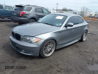 2011 BMW 1 Series 128i z VIN WBAUP9C52BVL89591, wystawiony jako IAAI lot #41951870 z przebiegiem 131 377 mil mil oraz . Historia ofert i sprzedaży dostępna na DreamBid. Obrazek 2.
