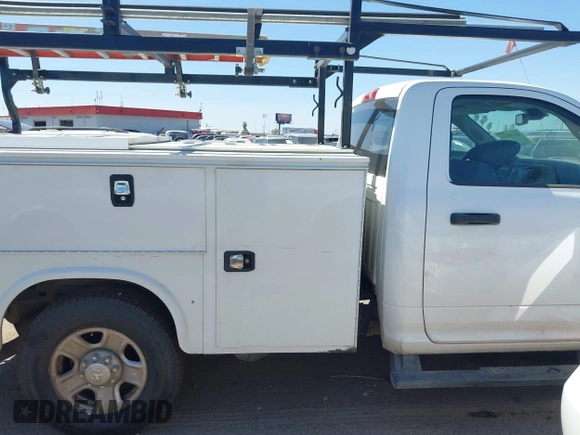 2018 Ram 2500 Tradesman z VIN 3C7WR4AJ8JG293547, wystawiony jako IAAI lot #42474445 z przebiegiem 121 406 mil mil oraz . Historia ofert i sprzedaży dostępna na DreamBid. Obrazek 13.