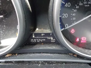 2013 Mazda 3 i Touring z VIN JM1BL1LP1D1832798, wystawiony jako IAAI lot #42466908 z przebiegiem 159 724 mil mil oraz . Historia ofert i sprzedaży dostępna na DreamBid. Obrazek 7.
