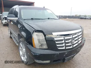 2010 Cadillac Escalade z VIN 1GYUKAEF7AR114664, wystawiony jako IAAI lot #41960278 z przebiegiem 138 327 mil mil oraz . Historia ofert i sprzedaży dostępna na DreamBid. Obrazek 1.