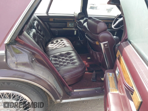 1985 Cadillac Seville z VIN 1G6KS6989FE821515, wystawiony jako IAAI lot #42009508 z przebiegiem 13 600 mil mil oraz . Historia ofert i sprzedaży dostępna na DreamBid. Obrazek 8.