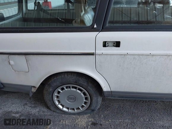 1993 Volvo 240 с VIN YV1AW8805P1954635, выставлен на аукционе IAAI как лот 42135518 с пробегом 172 621 миль миль и . История ставок и продаж доступна на DreamBid. Изображение 6.