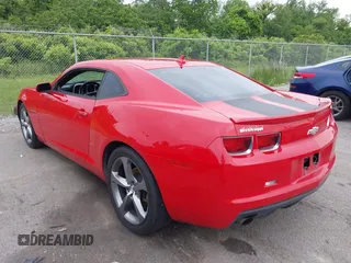 2013 Chevrolet Camaro LT z VIN 2G1FB1E37D9191210, wystawiony jako IAAI lot #42163053 z przebiegiem 316 976 mil mil oraz . Historia ofert i sprzedaży dostępna na DreamBid. Obrazek 3.