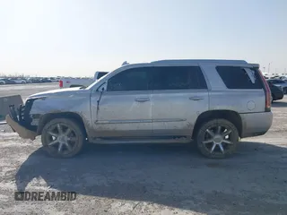 2016 Cadillac Escalade Luxury Collection z VIN 1GYS4BKJ7GR315425, wystawiony jako IAAI lot #41835277 z przebiegiem 176 753 mil mil oraz . Historia ofert i sprzedaży dostępna na DreamBid. Obrazek 14.