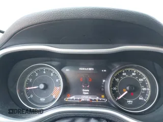 2014 Jeep Cherokee Trailhawk z VIN 1C4PJMBSXEW273520, wystawiony jako IAAI lot #42569063 z przebiegiem 137 585 mil mil oraz . Historia ofert i sprzedaży dostępna na DreamBid. Obrazek 7.