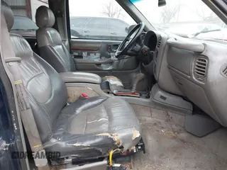 2000 GMC Jimmy SLE Convenience with VIN 1GKDT13W8Y2340743, listed as a IAAI auction lot 41393906 with 196,520 mi miles. Bid and sale history available at carsss.com. Image 5.