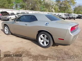 2013 Dodge Challenger SXT z VIN 2C3CDYAG7DH679444, wystawiony jako IAAI lot #41855484 z przebiegiem 158 741 mil mil oraz . Historia ofert i sprzedaży dostępna na DreamBid. Obrazek 3.