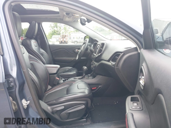 2019 Jeep Cherokee Trailhawk z VIN 1C4PJMBX1KD364100, wystawiony jako IAAI lot #42264518 z przebiegiem 117 020 mil mil oraz . Historia ofert i sprzedaży dostępna na DreamBid. Obrazek 5.