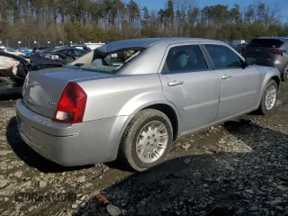 2005 Chrysler 300 with VIN 2C3AA43R85H600906, listed as a Copart auction lot 43992475 with 141,252 mi miles and Salvage Title. Bid and sale history available at carsss.com. Image 3.