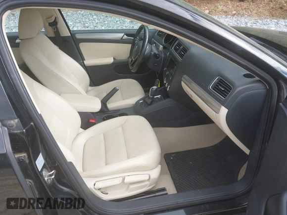 2015 Volkswagen Jetta SE z VIN 3VWD17AJ3FM252584, wystawiony jako IAAI lot #42257546 z przebiegiem 117 195 mil mil oraz . Historia ofert i sprzedaży dostępna na DreamBid. Obrazek 5.