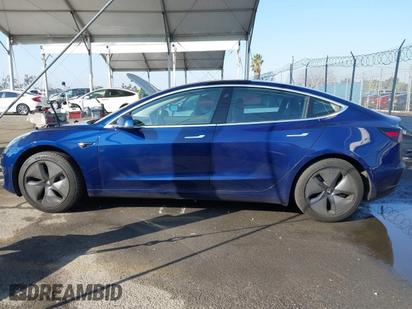 2018 Tesla Model 3 Long Range Battery z VIN 5YJ3E1EA8JF014706, wystawiony jako IAAI lot #41453650 z przebiegiem 68 037 mil mil oraz . Historia ofert i sprzedaży dostępna na DreamBid. Obrazek 14.