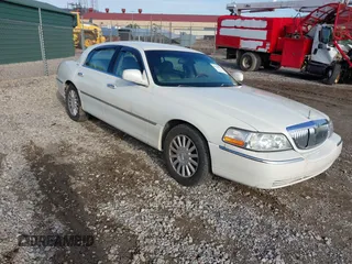 2003 Lincoln Town Car Signature z VIN 1LNHM82W23Y675356, wystawiony jako IAAI lot #41708993 z przebiegiem 151 452 mil mil oraz . Historia ofert i sprzedaży dostępna na DreamBid. Obrazek 1.