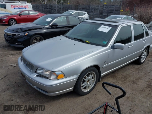 2000 Volvo S70 z VIN YV1LS56D0Y2667630, wystawiony jako IAAI lot #41898687 z przebiegiem 188 666 mil mil oraz . Historia ofert i sprzedaży dostępna na DreamBid. Obrazek 2.
