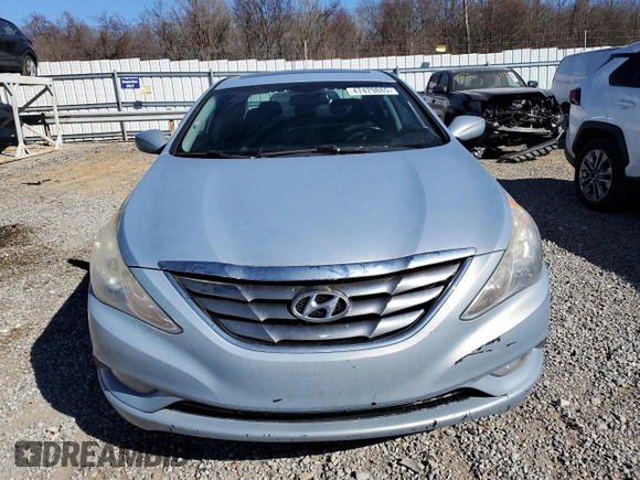 2013 Hyundai Sonata SE z VIN 5NPEC4AC7DH786496, wystawiony jako Copart lot #47479885 z przebiegiem 158 561 mil mil oraz Czysty tytuł • Clean title. Historia ofert i sprzedaży dostępna na DreamBid. Obrazek 5.