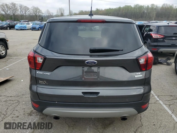 2019 Ford Escape SE z VIN 1FMCU0GD6KUB85270, wystawiony jako Copart lot #52893685 z przebiegiem 7 296 mil mil oraz Szkoda całkowita • Salvage title. Historia ofert i sprzedaży dostępna na DreamBid. Obrazek 6.