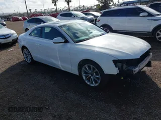 2013 Audi A5 Premium Plus z VIN WAULFAFR5DA001522, wystawiony jako IAAI lot #41703142 z przebiegiem 128 373 mil mil oraz . Historia ofert i sprzedaży dostępna na DreamBid. Obrazek 1.
