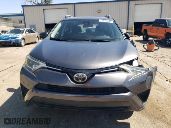 2017 Toyota RAV4 LE z VIN JTMBFREV0HJ703801, wystawiony jako Copart lot #60272025 z przebiegiem 73 370 mil mil oraz Szkoda całkowita • Salvage title. Historia ofert i sprzedaży dostępna na DreamBid. Obrazek 5.