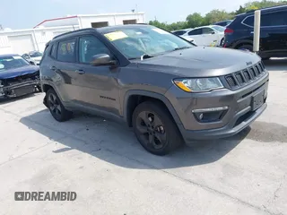 2018 Jeep Compass Latitude z VIN 3C4NJDBB1JT402381, wystawiony jako IAAI lot #41844313 z przebiegiem 67 918 mil mil oraz . Historia ofert i sprzedaży dostępna na DreamBid. Obrazek 1.