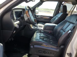 2008 Lincoln Navigator z VIN 5LMFL28538LJ10296, wystawiony jako Copart lot #60555325 z przebiegiem 225 462 mil mil oraz Czysty tytuł • Clean title. Historia ofert i sprzedaży dostępna na DreamBid. Obrazek 7.