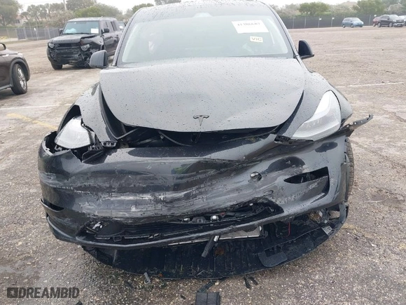 2024 Tesla Model Y with VIN 7SAYGDED8RF213927, listed as a IAAI auction lot 41386687 with 3,599 mi miles. Bid and sale history available at carsss.com. Image 6.