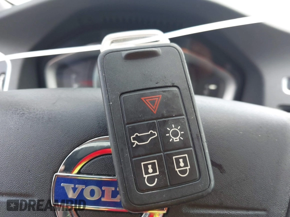 2015 Volvo V60 Cross Country T5 with VIN YV4612HK7F1001607, listed as a IAAI auction lot 41216339 with 138,069 mi miles. Bid and sale history available at carsss.com. Image 11.