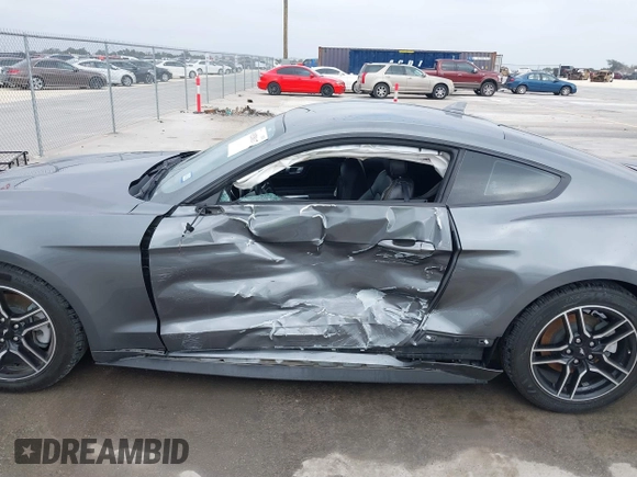 2022 Ford Mustang EcoBoost z VIN 1FA6P8TH4N5105288, wystawiony jako IAAI lot #41528117 z przebiegiem 44 424 mil mil oraz . Historia ofert i sprzedaży dostępna na DreamBid. Obrazek 6.