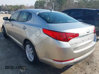 2013 Kia Optima LX z VIN KNAGM4A71D5401777, wystawiony jako IAAI lot #41639973 z przebiegiem 218 938 mil mil oraz . Historia ofert i sprzedaży dostępna na DreamBid. Obrazek 3.