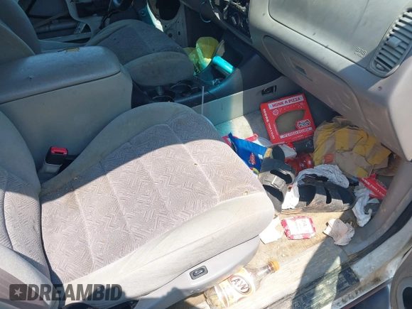 1998 Ford Explorer XL z VIN 1FMZU34E9WZB33911, wystawiony jako IAAI lot #42329782 z przebiegiem 156 654 mil mil oraz . Historia ofert i sprzedaży dostępna na DreamBid. Obrazek 5.