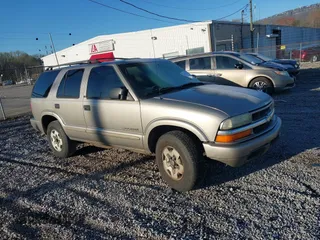 2002 Chevrolet Blazer LS z VIN 1GNDT13W02K130566, wystawiony jako IAAI lot #41795498 z przebiegiem 254 212 mil mil oraz . Historia ofert i sprzedaży dostępna na DreamBid. Obrazek 1.