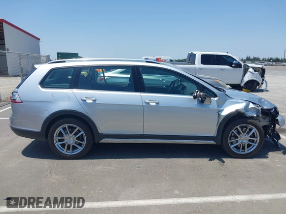 2017 Volkswagen Golf S z VIN 3VWH17AU7HM530336, wystawiony jako IAAI lot #42454700 z przebiegiem 60 208 mil mil oraz . Historia ofert i sprzedaży dostępna na DreamBid. Obrazek 13.