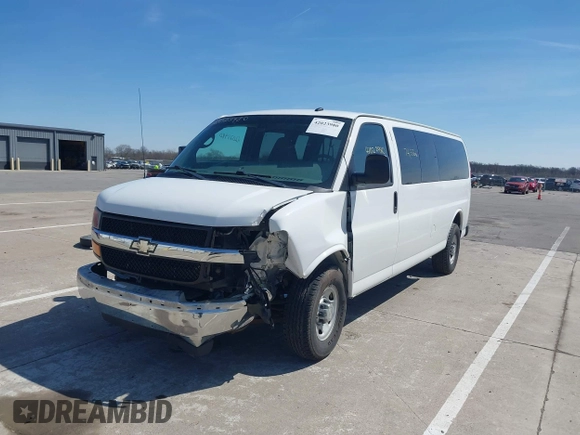 2015 Chevrolet Express Passenger LT z VIN 1GAZG1FGXF1186123, wystawiony jako IAAI lot #42023980 z przebiegiem 74 532 mil mil oraz . Historia ofert i sprzedaży dostępna na DreamBid. Obrazek 6.