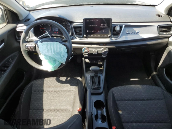 2023 Kia Rio LX z VIN 3KPA24AD3PE577193, wystawiony jako Copart lot #50104585 z przebiegiem 55 046 mil mil oraz Szkoda całkowita • Salvage title. Historia ofert i sprzedaży dostępna na DreamBid. Obrazek 8.