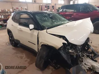 2021 Jeep Compass Latitude z VIN 3C4NJDBB8MT530881, wystawiony jako IAAI lot #42159145 z przebiegiem Nie podano mil oraz . Historia ofert i sprzedaży dostępna na DreamBid. Obrazek 1.