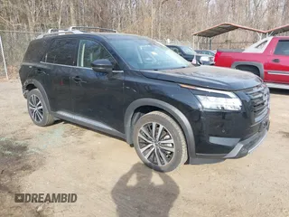 2024 Nissan Pathfinder Platinum z VIN 5N1DR3DJ3RC230179, wystawiony jako IAAI lot #41776361 z przebiegiem 17 178 mil mil oraz . Historia ofert i sprzedaży dostępna na DreamBid. Obrazek 1.