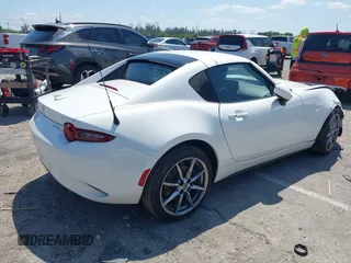 2021 Mazda MX-5 Miata Grand Touring z VIN JM1NDAM75M0450871, wystawiony jako IAAI lot #42060495 z przebiegiem 48 670 mil mil oraz . Historia ofert i sprzedaży dostępna na DreamBid. Obrazek 4.