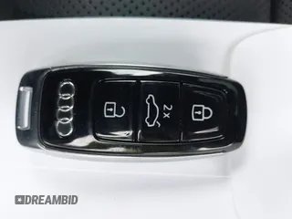 2024 Audi e-tron GT Prestige z VIN WAUEJBFW6R7002606, wystawiony jako IAAI lot #41797047 z przebiegiem 6 184 mil mil oraz . Historia ofert i sprzedaży dostępna na DreamBid. Obrazek 11.