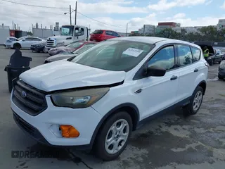 2018 Ford Escape S z VIN 1FMCU0F78JUA56974, wystawiony jako IAAI lot #42232294 z przebiegiem 63 511 mil mil oraz . Historia ofert i sprzedaży dostępna na DreamBid. Obrazek 2.