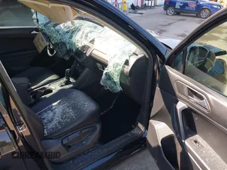2020 Volkswagen Tiguan SE z VIN 3VV3B7AX7LM035567, wystawiony jako IAAI lot #42316223 z przebiegiem 64 730 mil mil oraz . Historia ofert i sprzedaży dostępna na DreamBid. Obrazek 5.