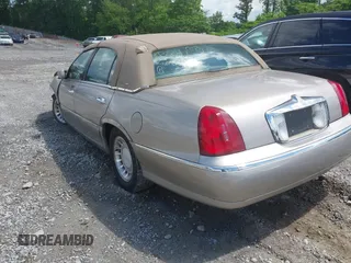 2001 Lincoln Town Car Executive z VIN 1LNHM81W61Y685421, wystawiony jako IAAI lot #42253950 z przebiegiem 215 112 mil mil oraz . Historia ofert i sprzedaży dostępna na DreamBid. Obrazek 3.