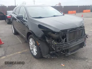 2019 Cadillac XT5 Premium Luxury FWD z VIN 1GYKNERS3KZ134635, wystawiony jako IAAI lot #41889843 z przebiegiem 56 044 mil mil oraz . Historia ofert i sprzedaży dostępna na DreamBid. Obrazek 1.