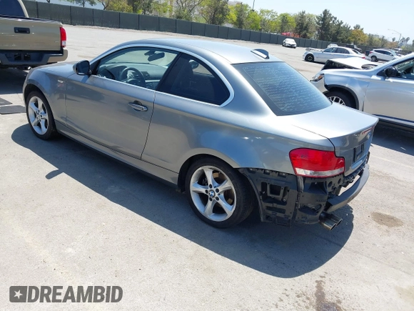 2011 BMW 1 Series 128i z VIN WBAUP9C58BVL89949, wystawiony jako IAAI lot #42086813 z przebiegiem 115 723 mil mil oraz . Historia ofert i sprzedaży dostępna na DreamBid. Obrazek 3.