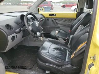 2001 Volkswagen Beetle GLX z VIN 3VWDD21C91M439090, wystawiony jako Copart lot #57915605 z przebiegiem 102 314 mil mil oraz Nie do naprawy. Historia ofert i sprzedaży dostępna na DreamBid. Obrazek 7.