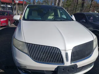 2014 Lincoln MKT EcoBoost z VIN 2LMHJ5ATXEBL53521, wystawiony jako IAAI lot #41581330 z przebiegiem 302 604 mil mil oraz . Historia ofert i sprzedaży dostępna na DreamBid. Obrazek 12.