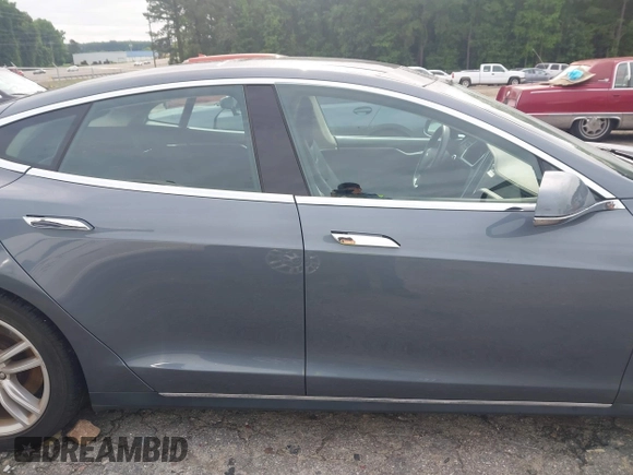 2013 Tesla Model S с VIN 5YJSA1CN4DFP26552, выставлен на аукционе IAAI как лот 42370183 с пробегом Не указан миль и . История ставок и продаж доступна на DreamBid. Изображение 12.