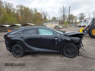 2024 Lexus RX 350 z VIN 2T2BAMCA0RC082117, wystawiony jako IAAI lot #42008294 z przebiegiem 6 576 mil mil oraz . Historia ofert i sprzedaży dostępna na DreamBid. Obrazek 12.