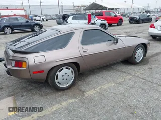1983 Porsche 928 z VIN WP0JB0928DS860094, wystawiony jako IAAI lot #42106022 z przebiegiem 121 873 mil mil oraz . Historia ofert i sprzedaży dostępna na DreamBid. Obrazek 4.